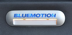 Luz baja en la puerta deslizante lateral con la palabra Bluemotion