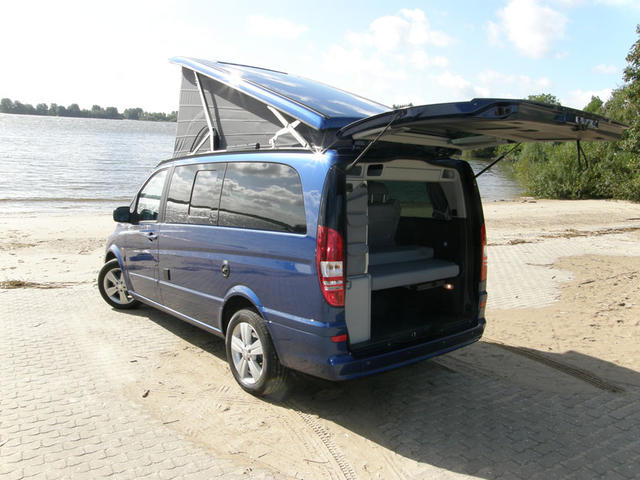 Gracias al techo elevable disfrutamos de una segunda cama para dos plazas más.