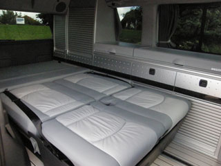El asiento trasero se convierte en la cama doble inferior.