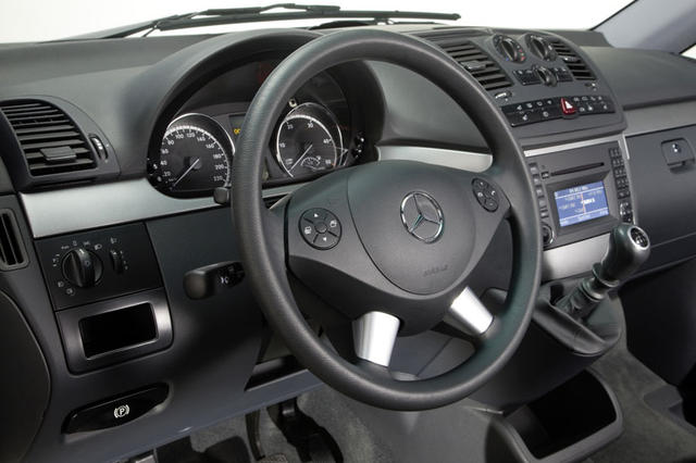 El puesto de conducción del Viano se beneficia del nuevo volante multifunción.